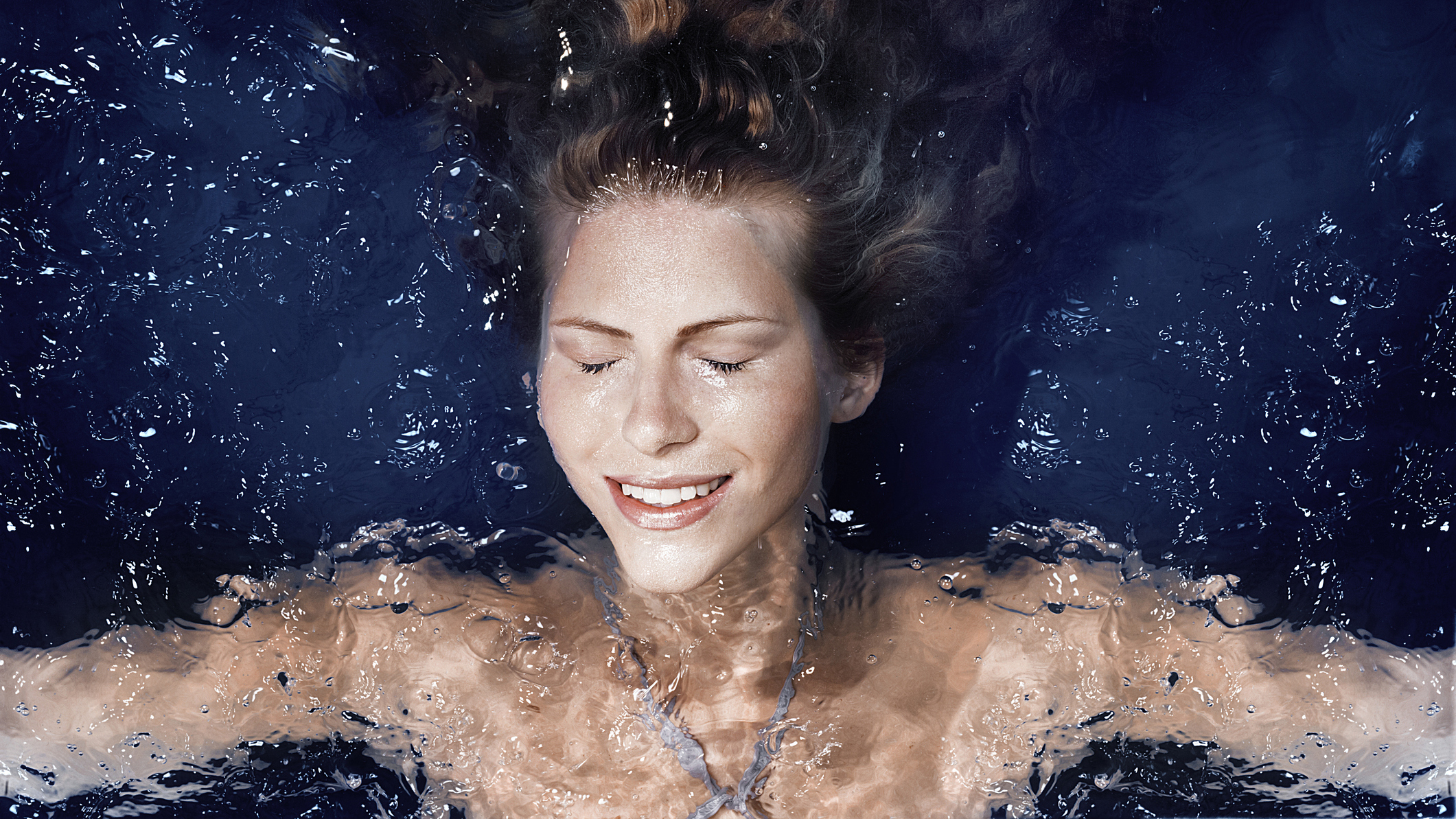Une femme se détend dans un spa de nage
