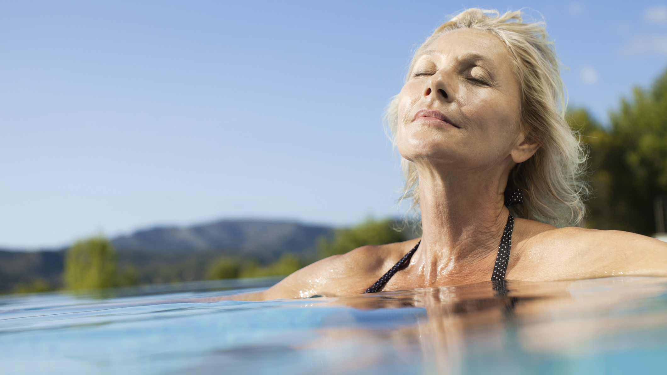 Une femme se détend dans un spa de nage chauffé après un entraînement de natation