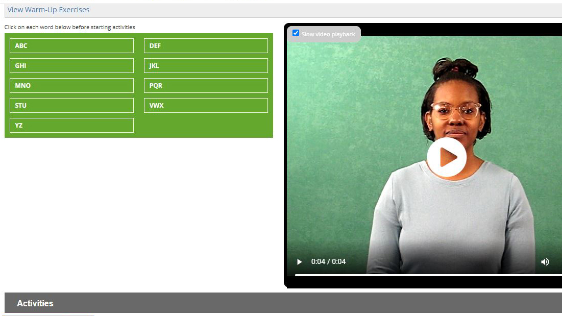 Capture d'écran montrant un lecteur vidéo défini en ASL, mis en pause sur l'image de la femme, avec le côté gauche de l'écran occupé par un dictionnaire organisé par ordre alphabétique